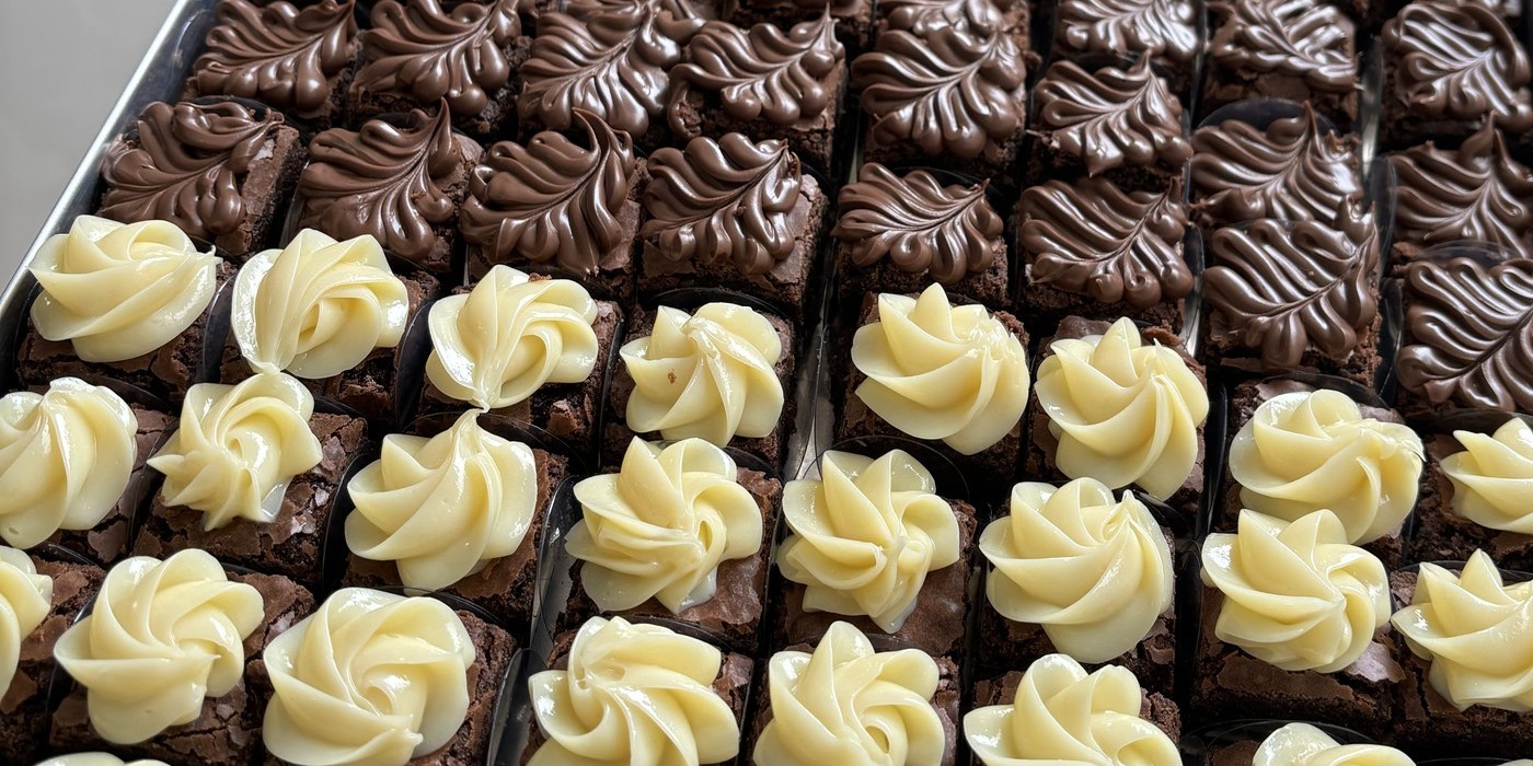 Mini brownies variados, em fileiras por sabor